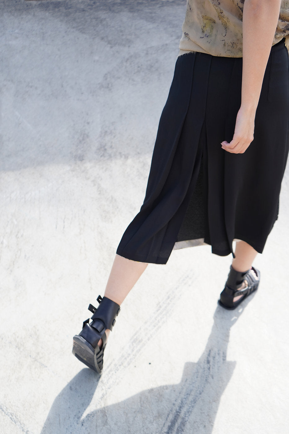Fashion-forward black midi skirt, perfect for diverse styling occasions.