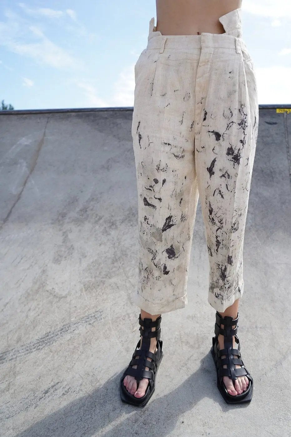 CROPPED PLEATED TAPERED PANTS 